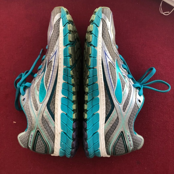 Brooks women’s size 7 athletic shoes. - Picture 7 of 9